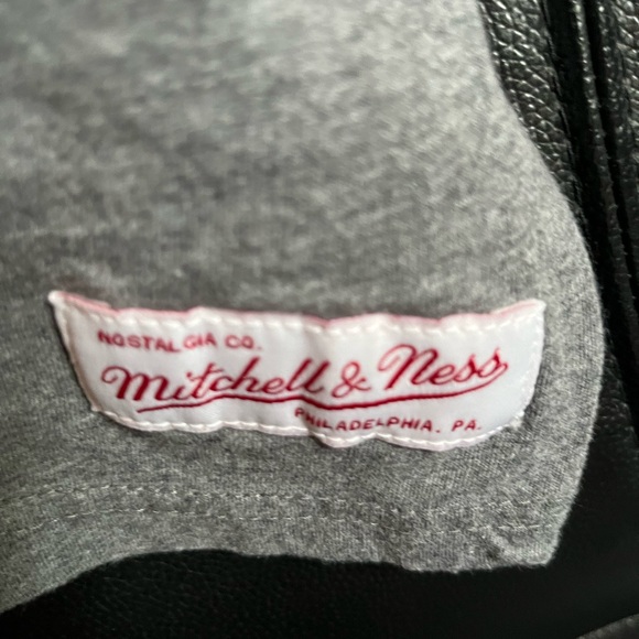 Mitchell & Ness Raptors Shirt - Picture 4 of 4